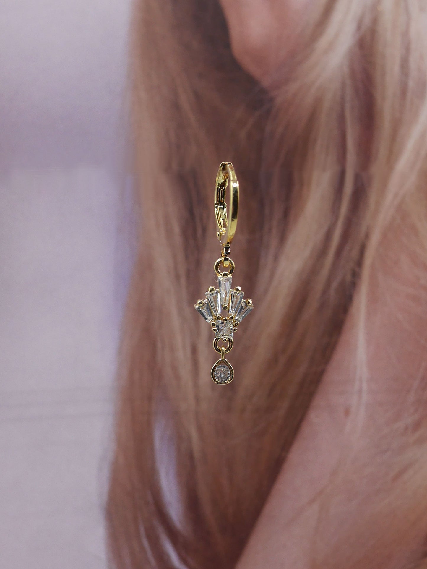 Mono boucle en plaqué or , créateur français , des bijoux conçus pour créer un look unique qu 'on ne retrouve pas partout