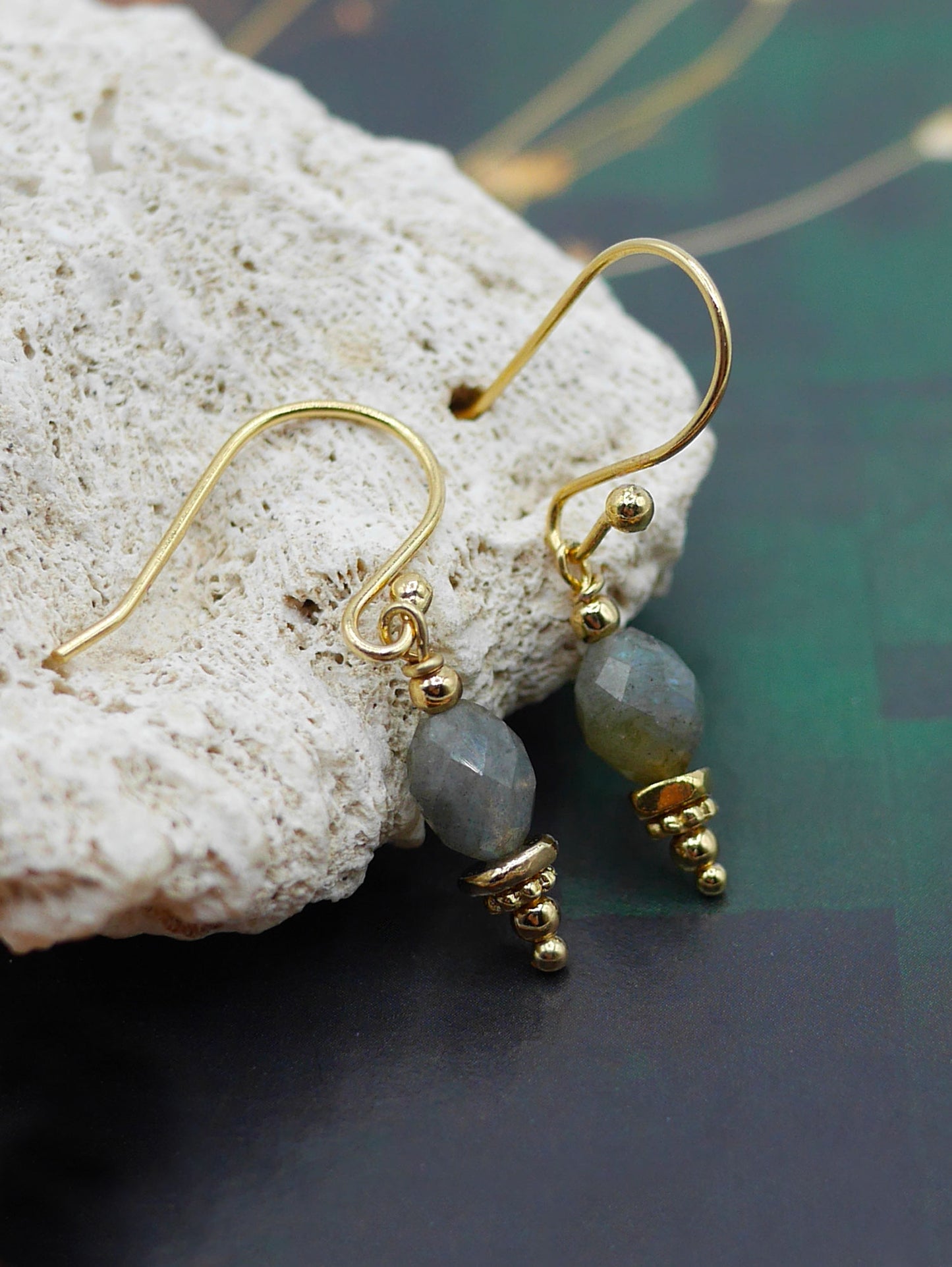 Crochets d'oreilles en Labradorite