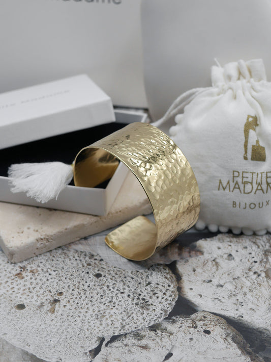 Bracelet manchette large martelé femme laiton doré — fait main atelier Guérande Petite Madame
