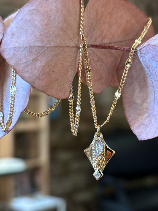 Collier pendentif losange à motif géométrique