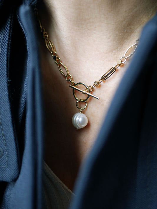 collier fermoir en T avec une perle eau douce boule de 12mm. Création artisanale unique , créatrice Petite Madame Guérande