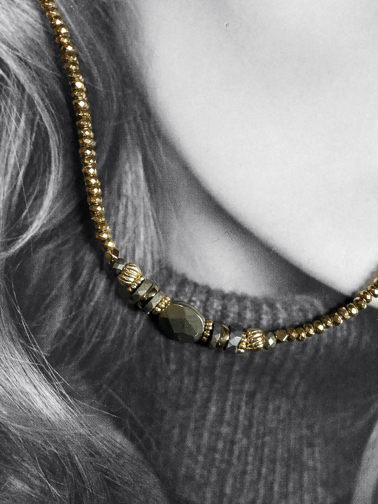 Collier pour femme , fabriqué par une créatrice française à Guérande en Bretagne . Tons or et argent avec une pierre centrale en pyrite ovale 10x8mm .Un bijou chic au style intemporel