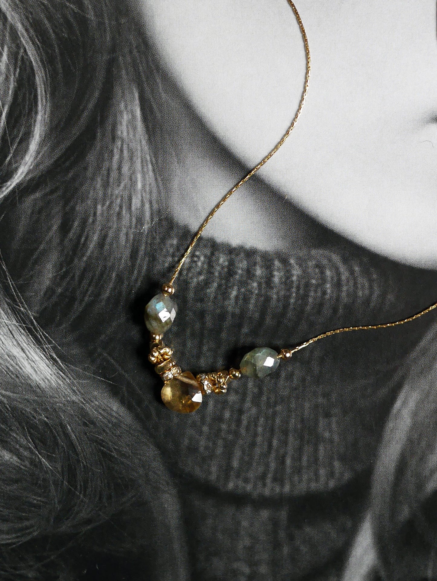 Collier fin en labradorite et citrine - L 'éclat doré