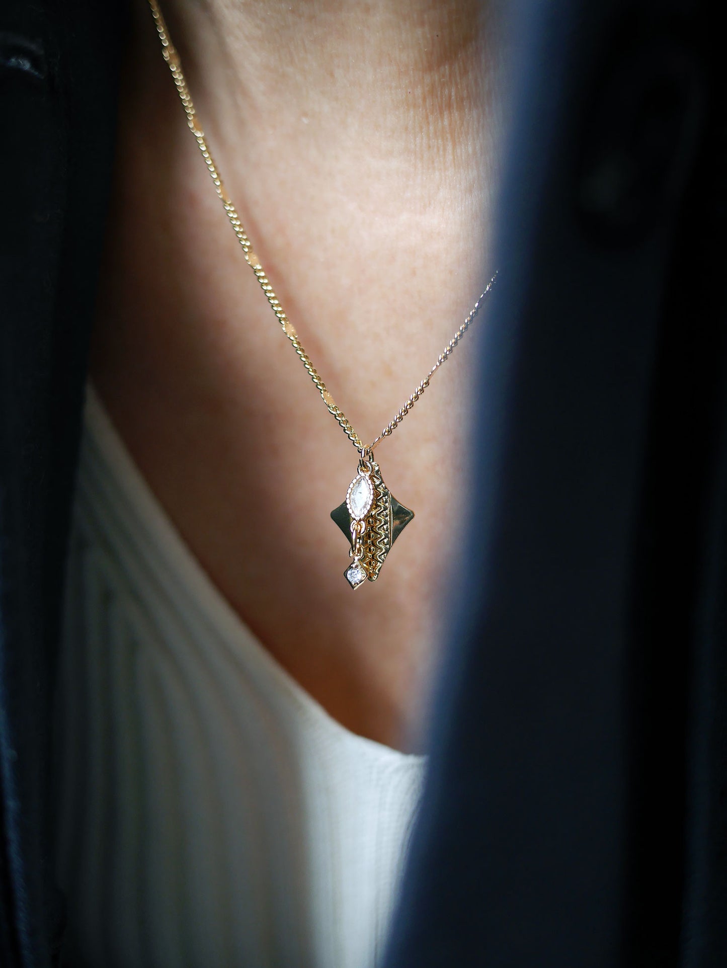 Collier pendentif losange à motif géométrique