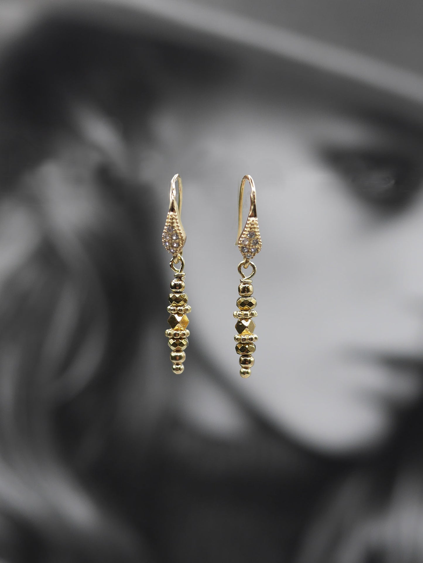 Petites boucles d'oreilles hameçon à enfiler et perles dorées