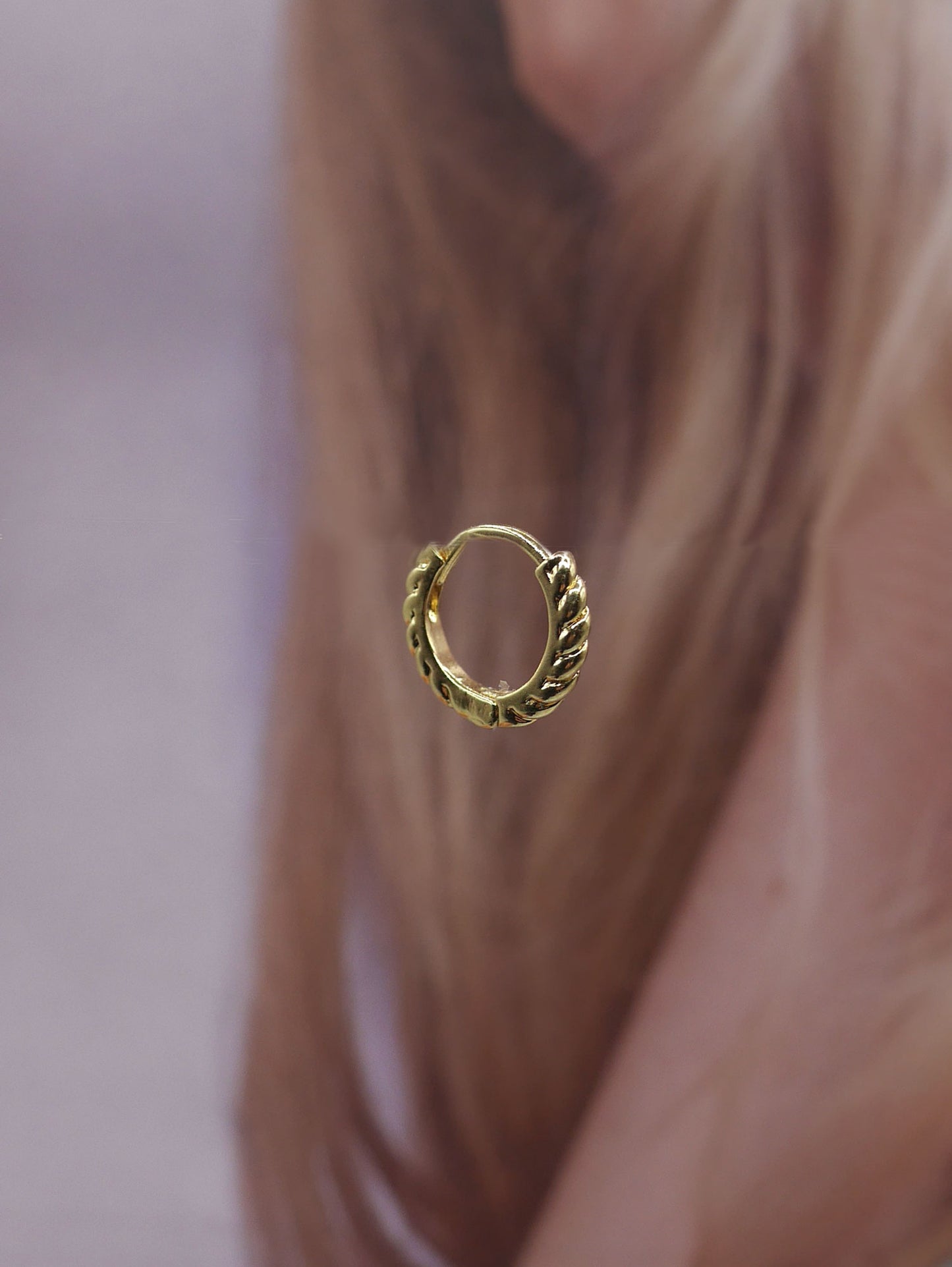 anneau oreille fil torsadé , huggie 8mm pour lobe , vendue à l unité , plaqué or créateur
