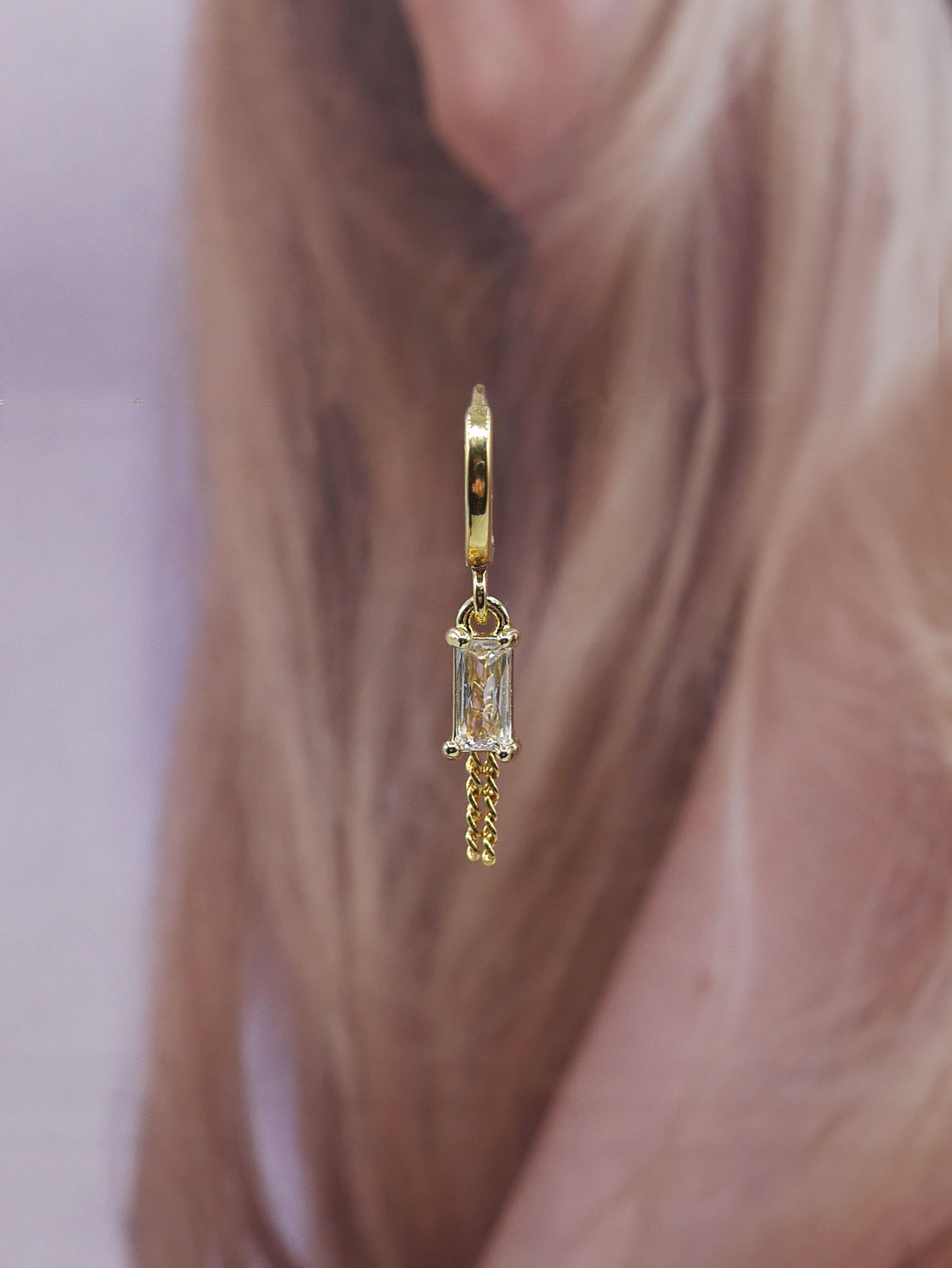 petite boucle oreille vendue à l unité , en matière plaqué or et zirconium Longueur 1,5cm , pendentif rectangle . Démarquez vous avec une mono boucle unique