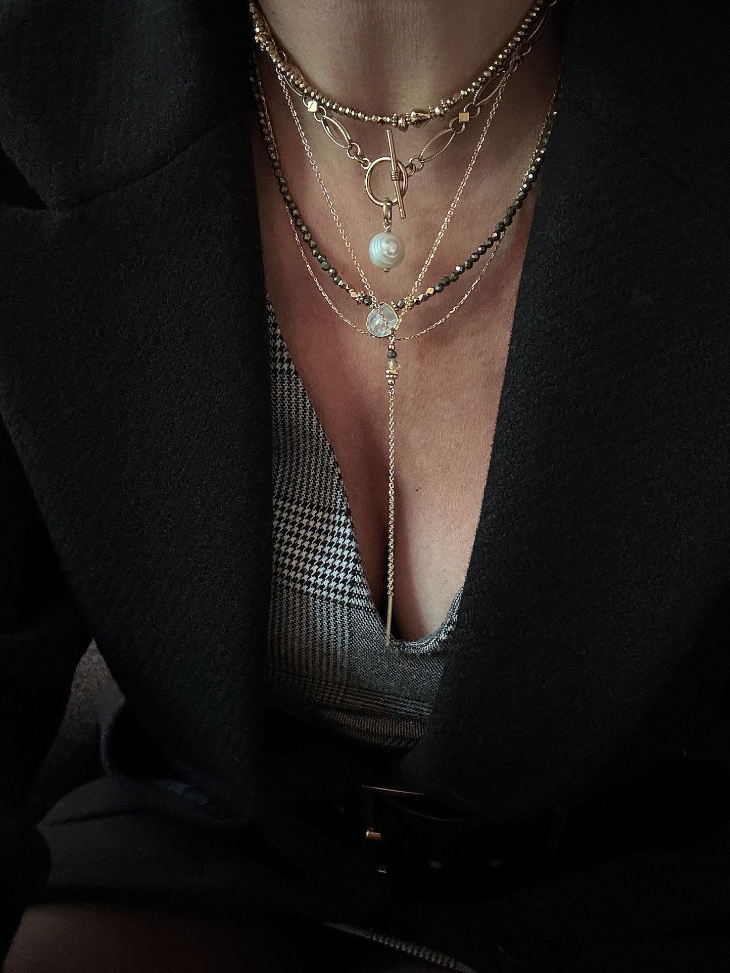 Collier ras de cou perles dorées irrégulières - Nadia