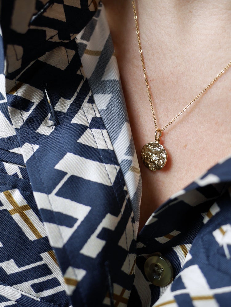 Collier médaille martellée