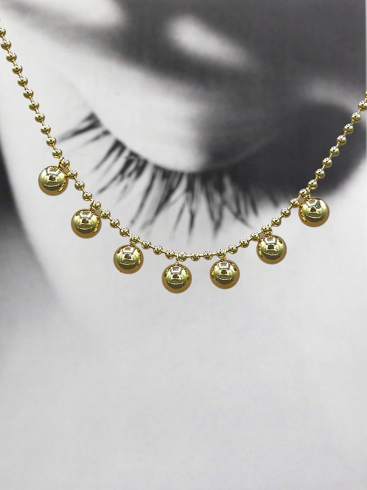 Collier Sphère Petite Madame, petites perles dorées et pampilles boules, vue de détail