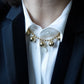 Collier Sphère à boules dorées porté sur une chemise blanche avec un blazer sombre