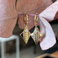 Petites boucles oreilles dormeuse pendentif losange