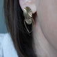 Boucles d'oreilles artisanales dorées portées médaillon soleil et goutte ajourée laiton doré 24k Petite Madame Bijoux Guérande