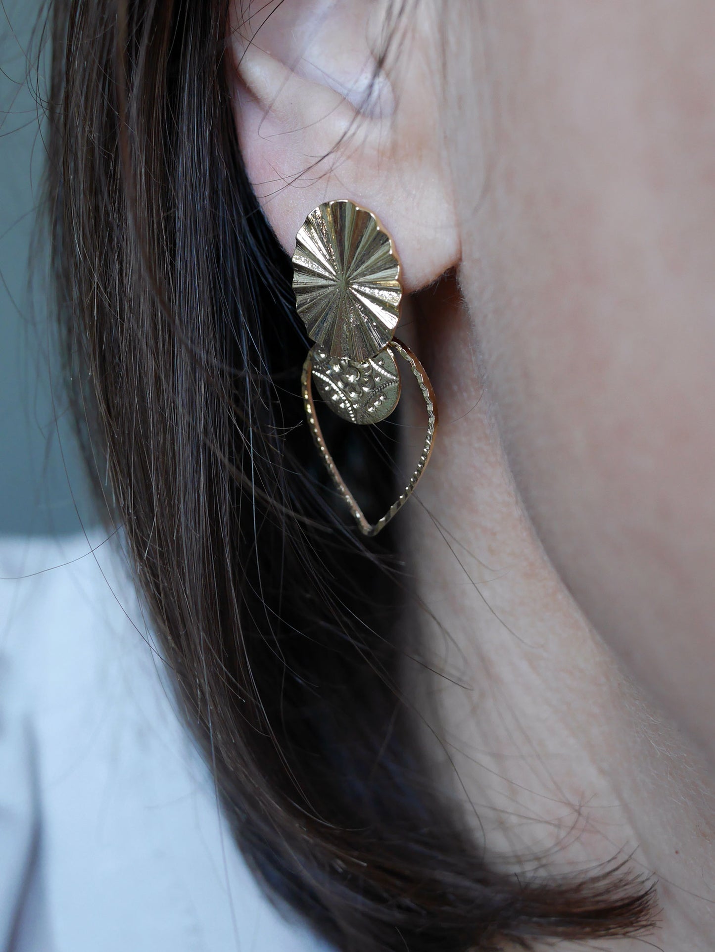 Boucles d'oreilles artisanales dorées portées médaillon soleil et goutte ajourée laiton doré 24k Petite Madame Bijoux Guérande
