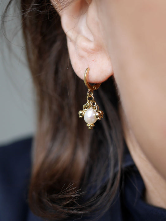 Petites boucles oreilles clochette perle