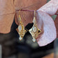 petites boucles oreilles dorées pour femme , attache de type crochet à enfiler suspension pendentif forme losange agrémenté de petites pampilles zircon lumineuses 