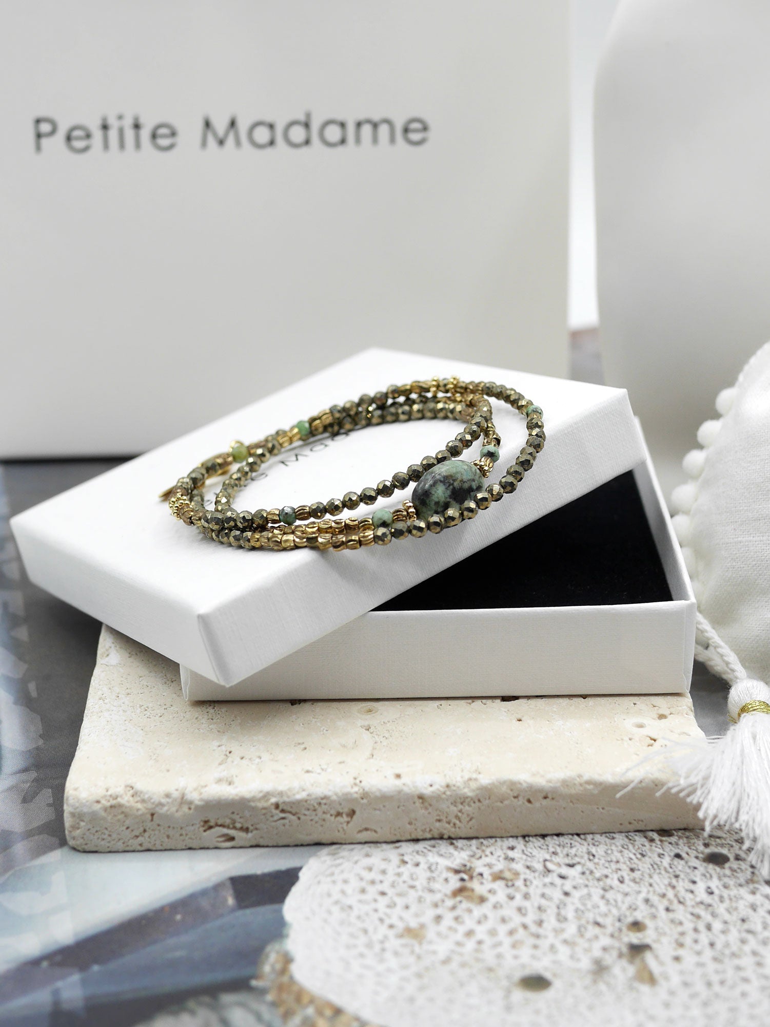 Bracelet en acier doré inoxydable et pierres turquoises Bracelet en acier doré inoxydable et pierres turquoises