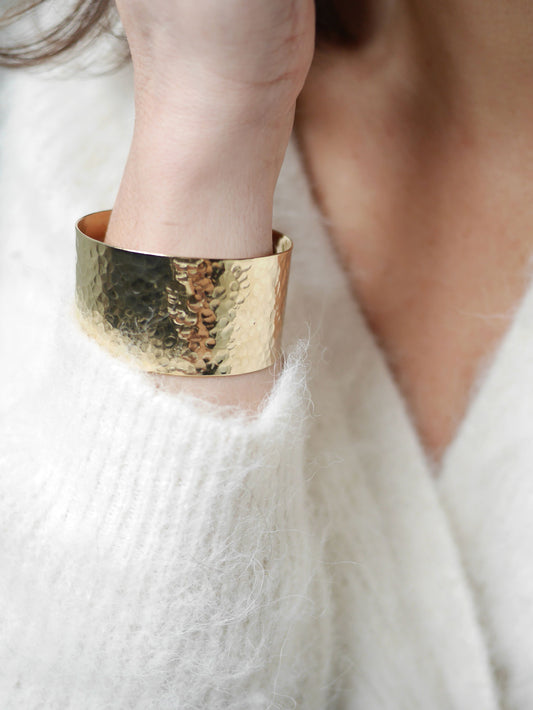 Bracelet manchette large martelé femme laiton doré — fait main atelier Guérande Petite Madame