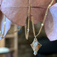 Collier pendentif losange à motif géométrique