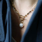collier fermoir en T avec une perle eau douce boule de 12mm. Création artisanale unique , créatrice Petite Madame Guérande 