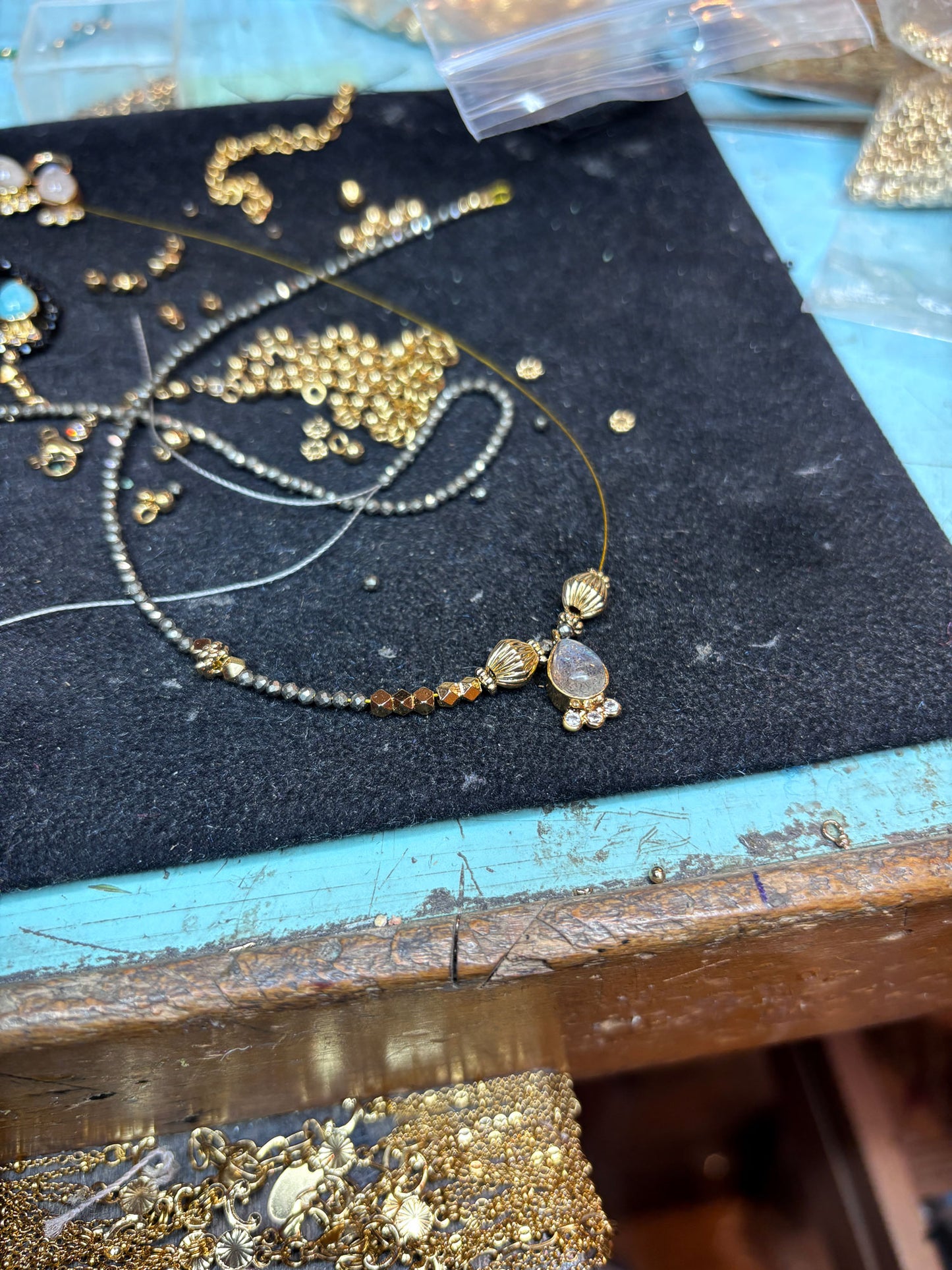 Anya | Collier sautoir perles pyrites naturelles et hématites Anya | Collier sautoir perles pyrites naturelles et hématites
