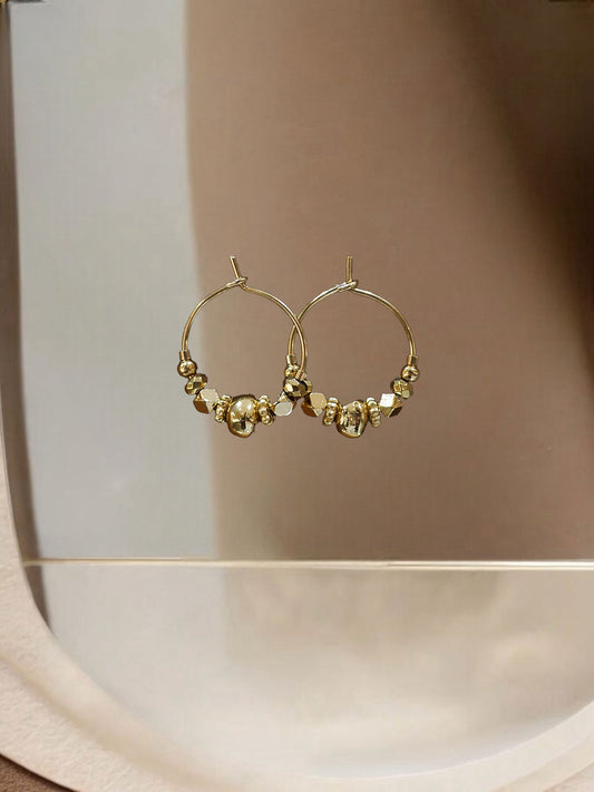 Boucles oreilles mini créole fil et perles irrégulières dorées - Nadia