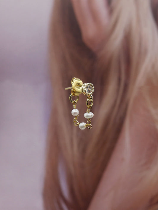 mono boucle tendance avec chainette en perle eau douce , une mini longueur qui encercle votre lobe avec beauté