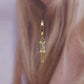 petite boucle oreille vendue à l unité , en matière plaqué or et zirconium Longueur 1,5cm , pendentif rectangle . Démarquez vous avec une mono boucle unique 
