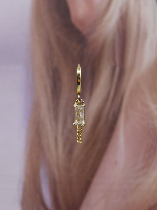 petite boucle oreille vendue à l unité , en matière plaqué or et zirconium Longueur 1,5cm , pendentif rectangle . Démarquez vous avec une mono boucle unique 