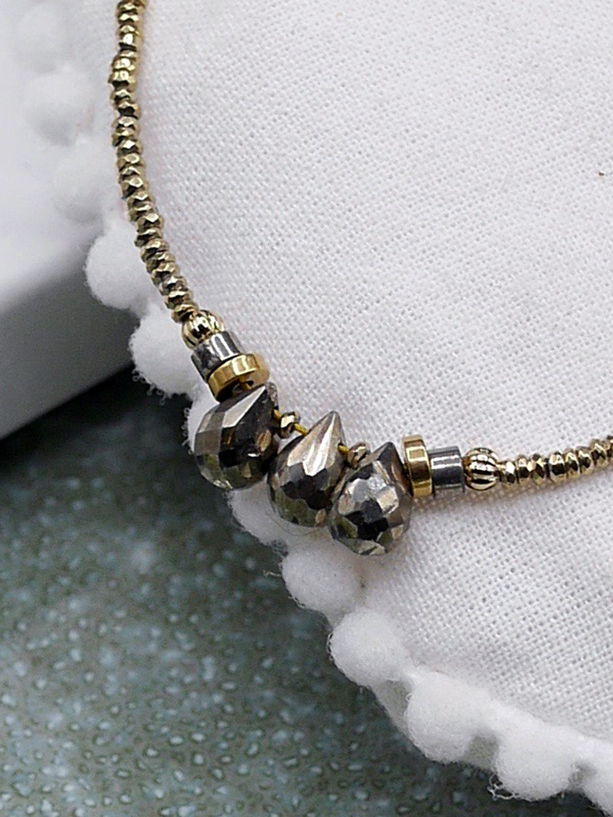 Collier Fantaisie 8 rangs, perles bronze, facettées noir et blanches Collier Fantaisie 8 rangs, perles bronze, facettées noir et blanches